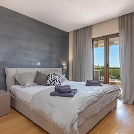 Marchi With 3 Bedrooms And Pool In Vizinada *