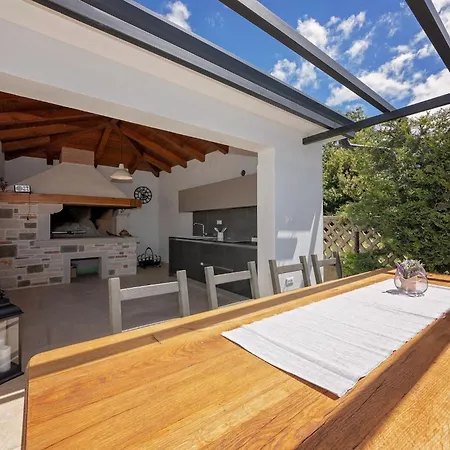 Marchi With 3 Bedrooms And Pool In Vizinada Vranje Selo
