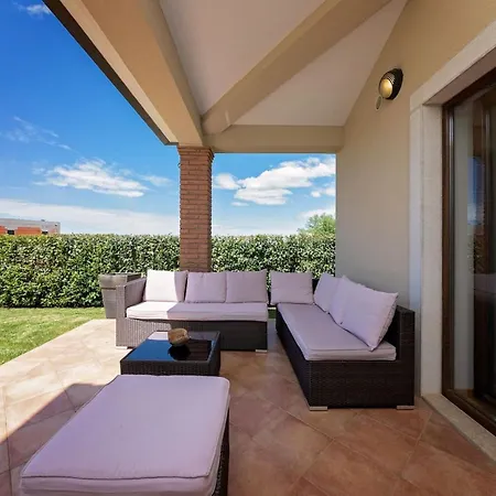 Marchi With 3 Bedrooms And Pool In Vizinada * Vranje Selo